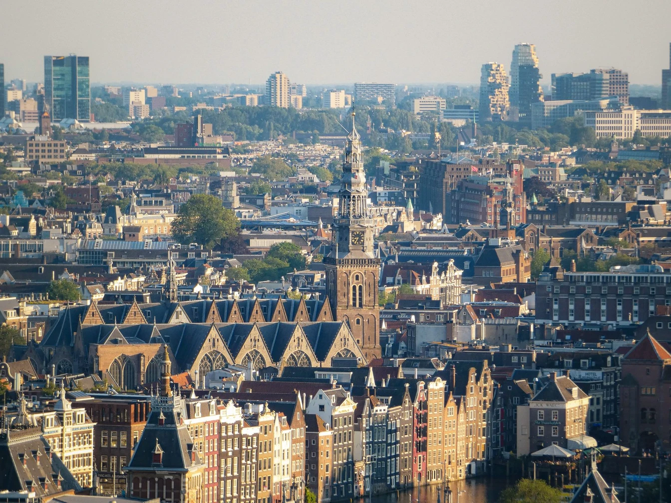 Uitzicht over de daken van Amsterdam