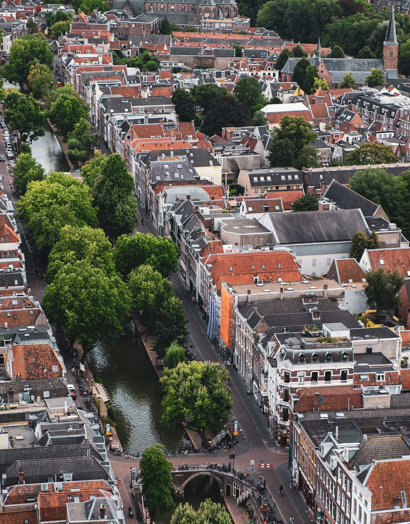 Een gracht in Utrecht van bovenaf